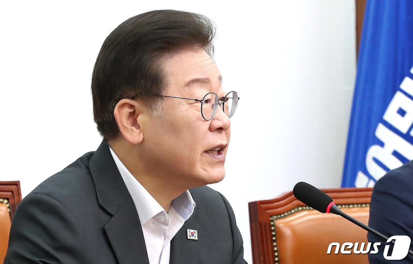 본문 이미지 - 이재명 더불어민주당 대표가 31일 오전 서울 여의도 국회에서 열린 최고위원회의에서 모두발언을 하고 있다. 2023.7.31/뉴스1 ⓒ News1 임세영 기자