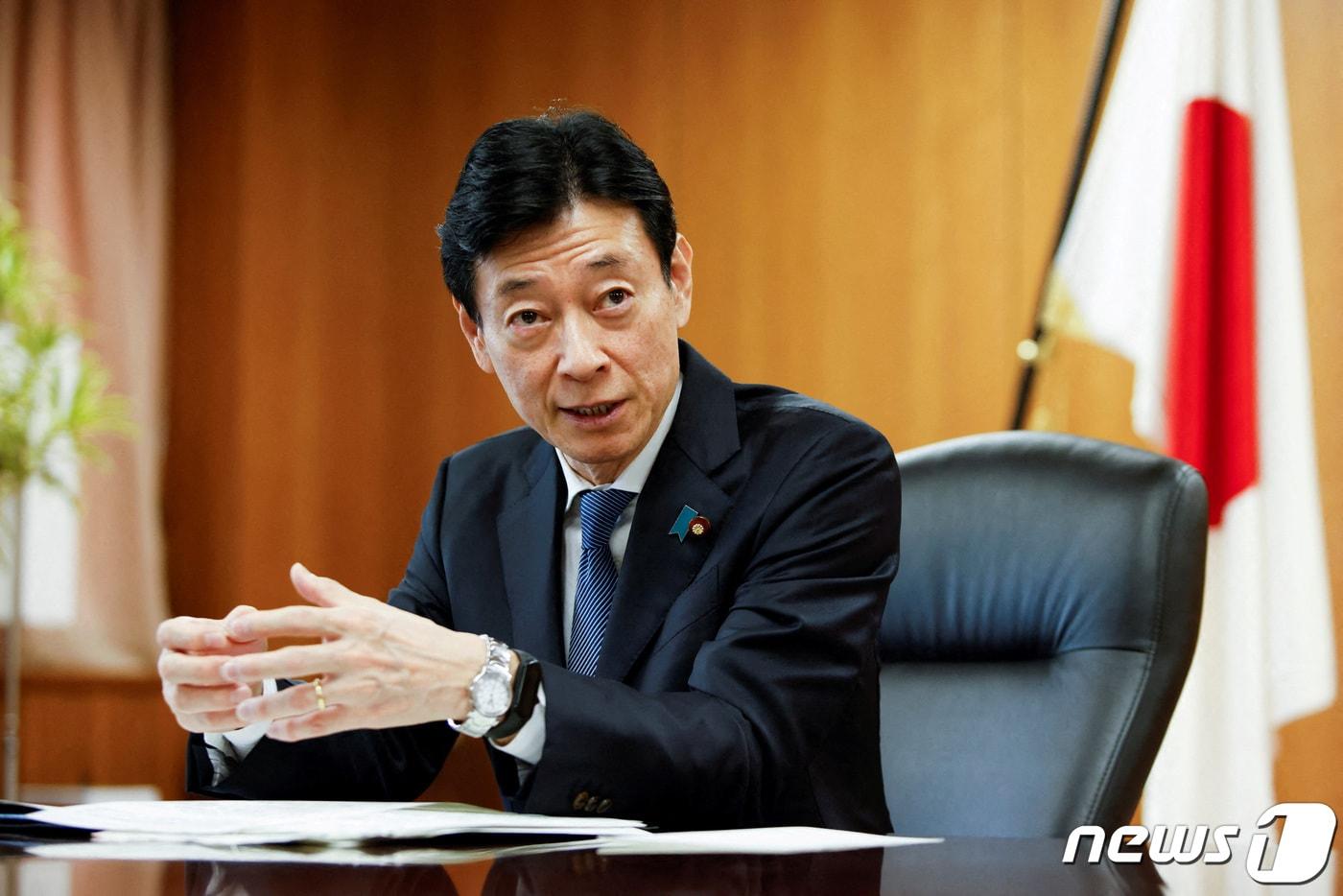 본문 이미지 - 일본 도쿄 경제산업성에서 로이터통신과 인터뷰 중인 니시무라 야스토시 경제산업상. 2023.04.05/ ⓒ 로이터=뉴스1 ⓒ News1 권진영 기자