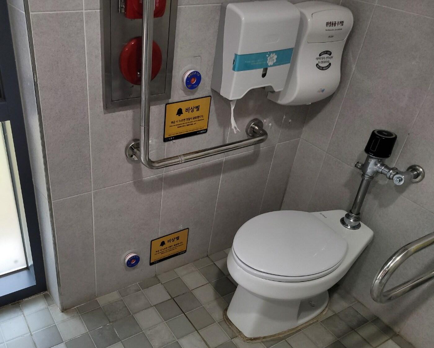 본문 이미지 - 서울 도봉구 다락원체육공원 장애인 화장실 내 비상벨. (도봉구 제공)