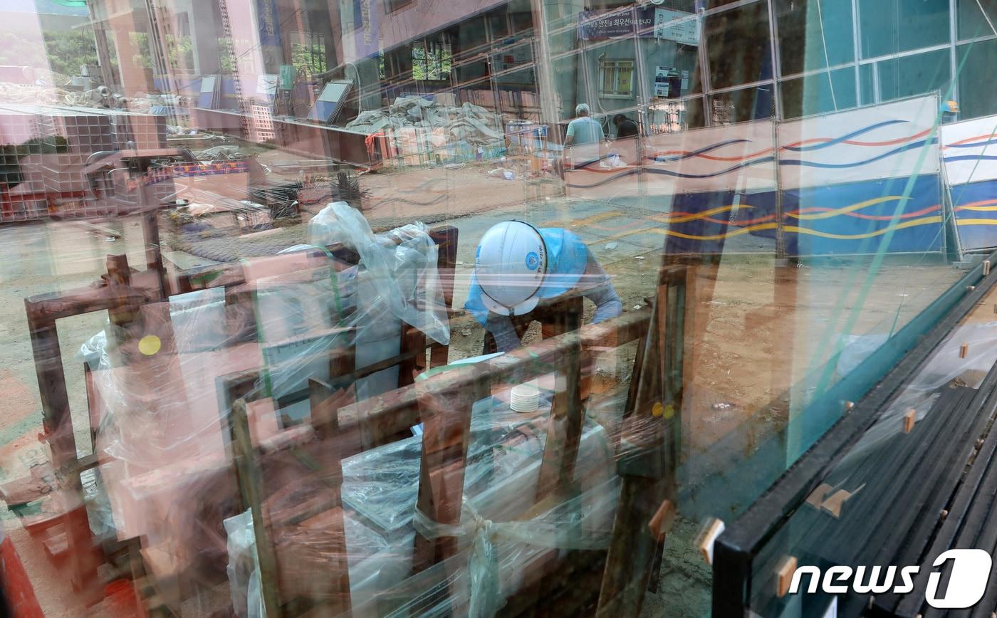본문 이미지 - 전국 대부분 폭염경보가 발효된 지난 7월 오전 경기도 과천시 갈현동 일대 아파트 신축 건설 현장에서 작업자들이 작업을 하고 있다. /뉴스1 ⓒ News1 김성진 기자