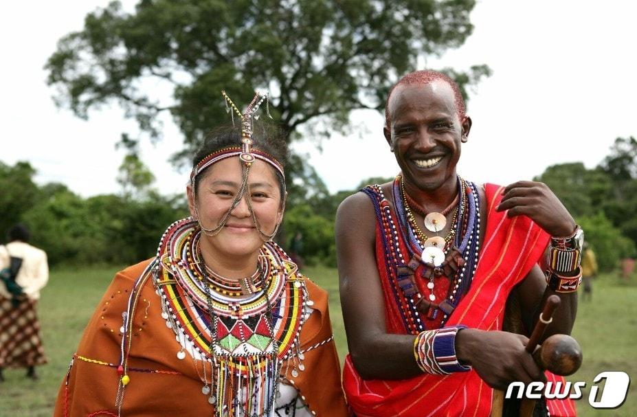 본문 이미지 - 케냐 마사이족과 결혼한 일본의 나가마쓰 마키와 그의 남편 잭슨.(나가마쓰 인스타그램 갈무리).