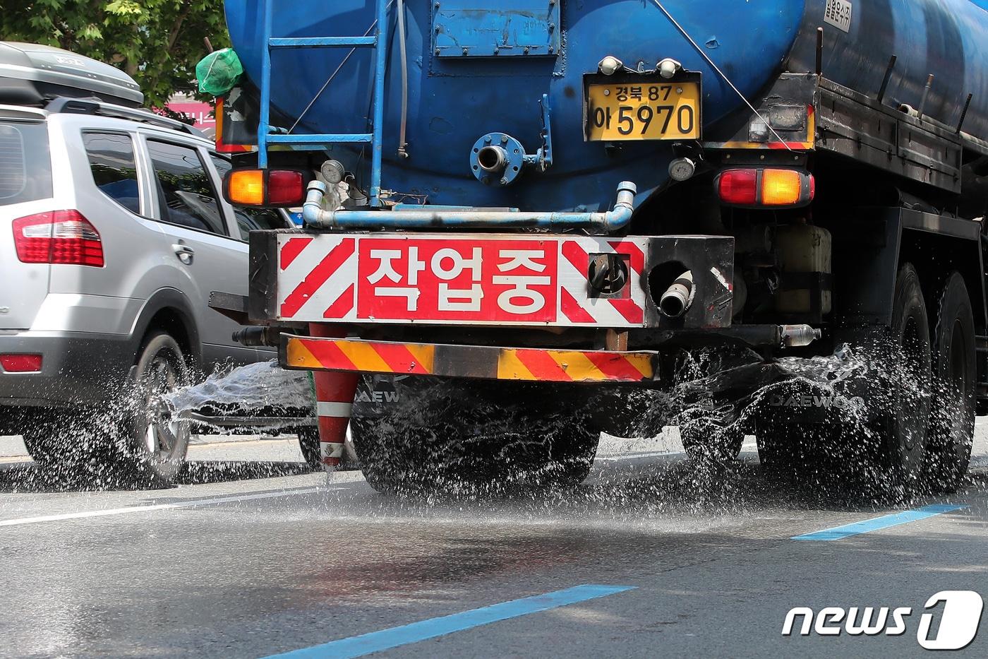 본문 이미지 - 폭염이 이어진 31일 대구 도심에서 구청 살수차가 물을 뿌리며 뜨거워진 도로 열기를 식히고 있다. 2023.7.31/뉴스1 ⓒ News1 공정식 기자