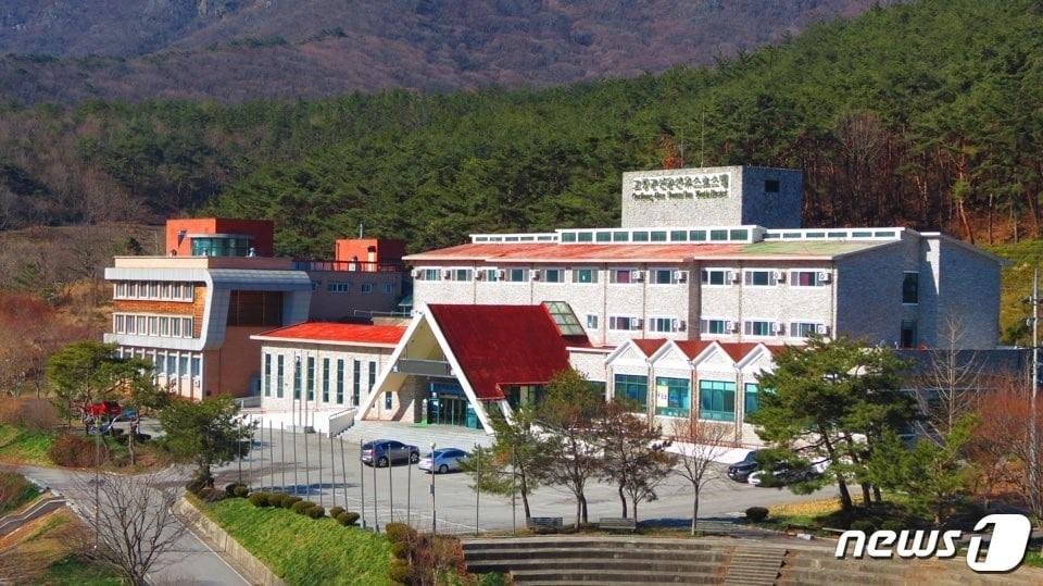 본문 이미지 -  전북 고창군이 ‘고창 방문의 해’를 맞아 선운산유스호스텔 이용객을 대상으로 경품 특별이벤트를 마련했다. 고창선운산유스호스텔 전경(고창군 제공)2023.7.31/뉴스1