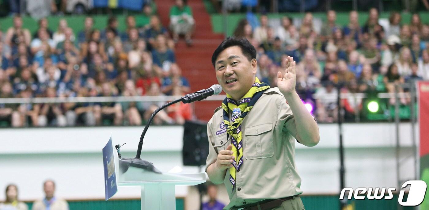 본문 이미지 - ‘2023 새만금 제25회 세계스카우트잼버리’에 앞서 전북 관광에 참여하는 세계 각국 참가자들에게 전북의 전통문화 체험과 공연을 통한 국제교류의 장 마련을 위한 ‘JB-스카우트의 밤’ 행사가 지난 30일 원광대 문화체육관에서 열렸다. 김관영 전북지사가 스카우트 대원과 인사를 나누고 있다.2023.7.31.(전북도 제공)/뉴스1 