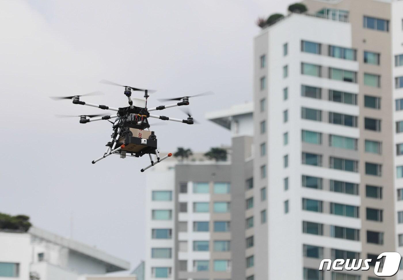 드론이 물품을 배송하는 모습.  ⓒ News1 