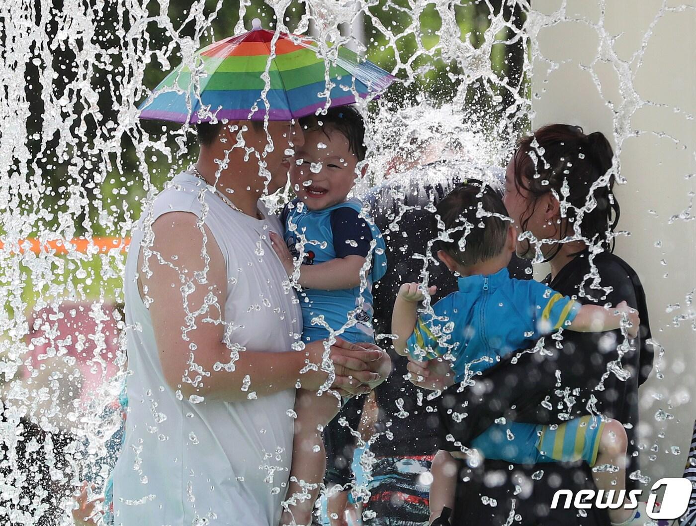 본문 이미지 - 전국 대부분 지역에 폭염특보가 발효 중인 31일 오후 경남 양산시 물금읍 디자인공원 물놀이장에서 한 가족이 물놀이를 즐기며 무더위를 날리고 있다. 2023.7.31/뉴스1 ⓒ News1 윤일지 기자