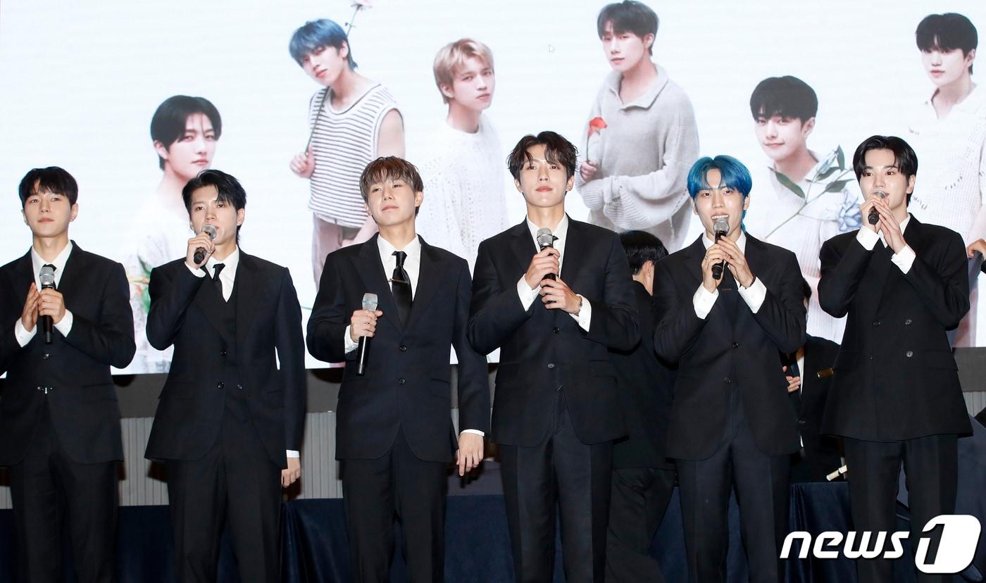 본문 이미지 - 그룹 인피니트 엘(왼쪽부터)과 남우현, 성규, 성열, 동우, 성종이 31일 오후 서울 서초구 잠원동 더리버사이드호텔에서 가진 일곱 번째 미니 앨범 '비긴(13egin)' 쇼케이스에서 인사를 하고 있다. 2023.7.31/뉴스1 ⓒ News1 권현진 기자