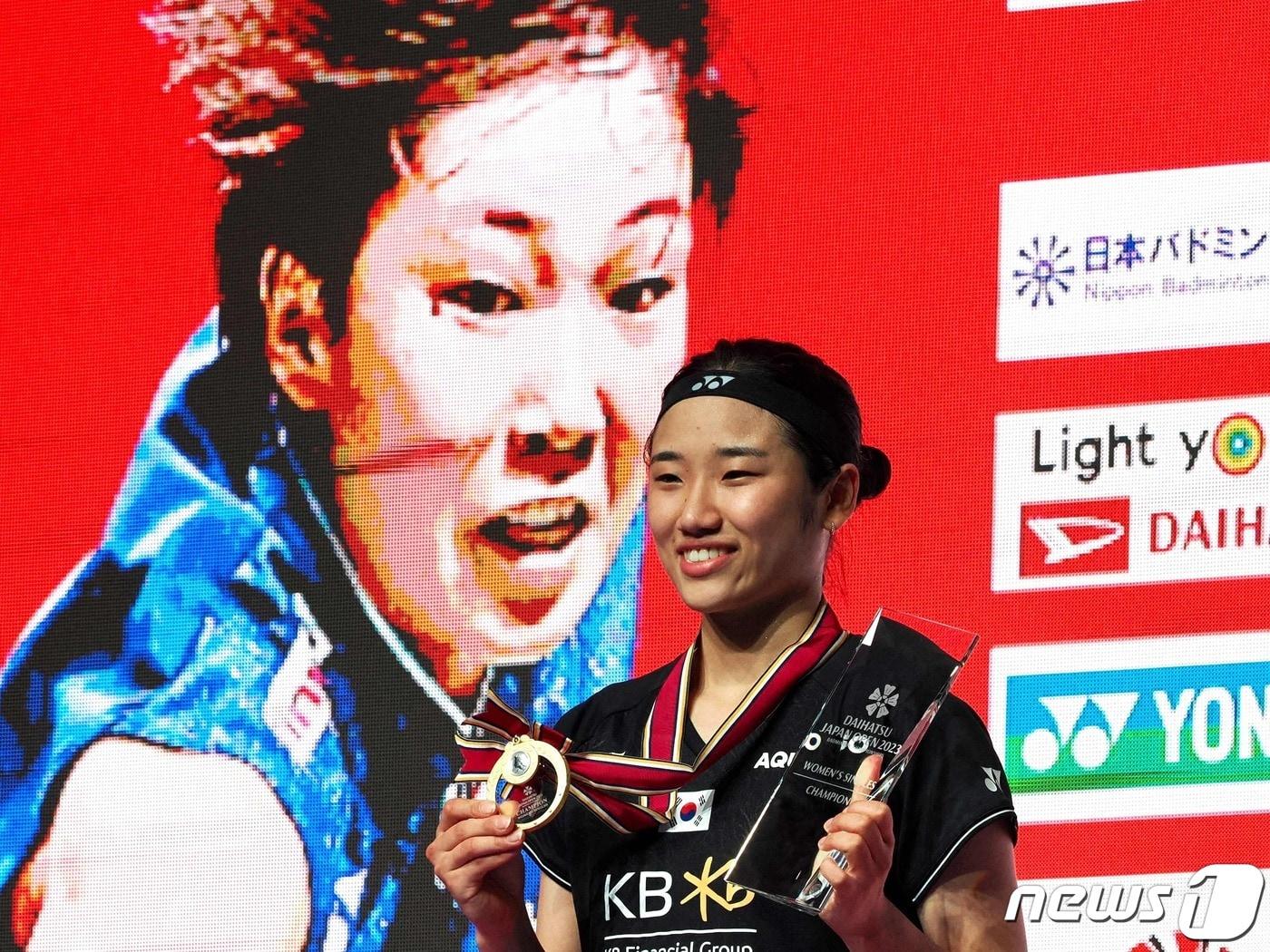 본문 이미지 - 30일 일본오픈 여자단식에서 우승한 안세영이 금메달과 트로피를 들고 사진 촬영하고 있다. ⓒ AFP=뉴스1