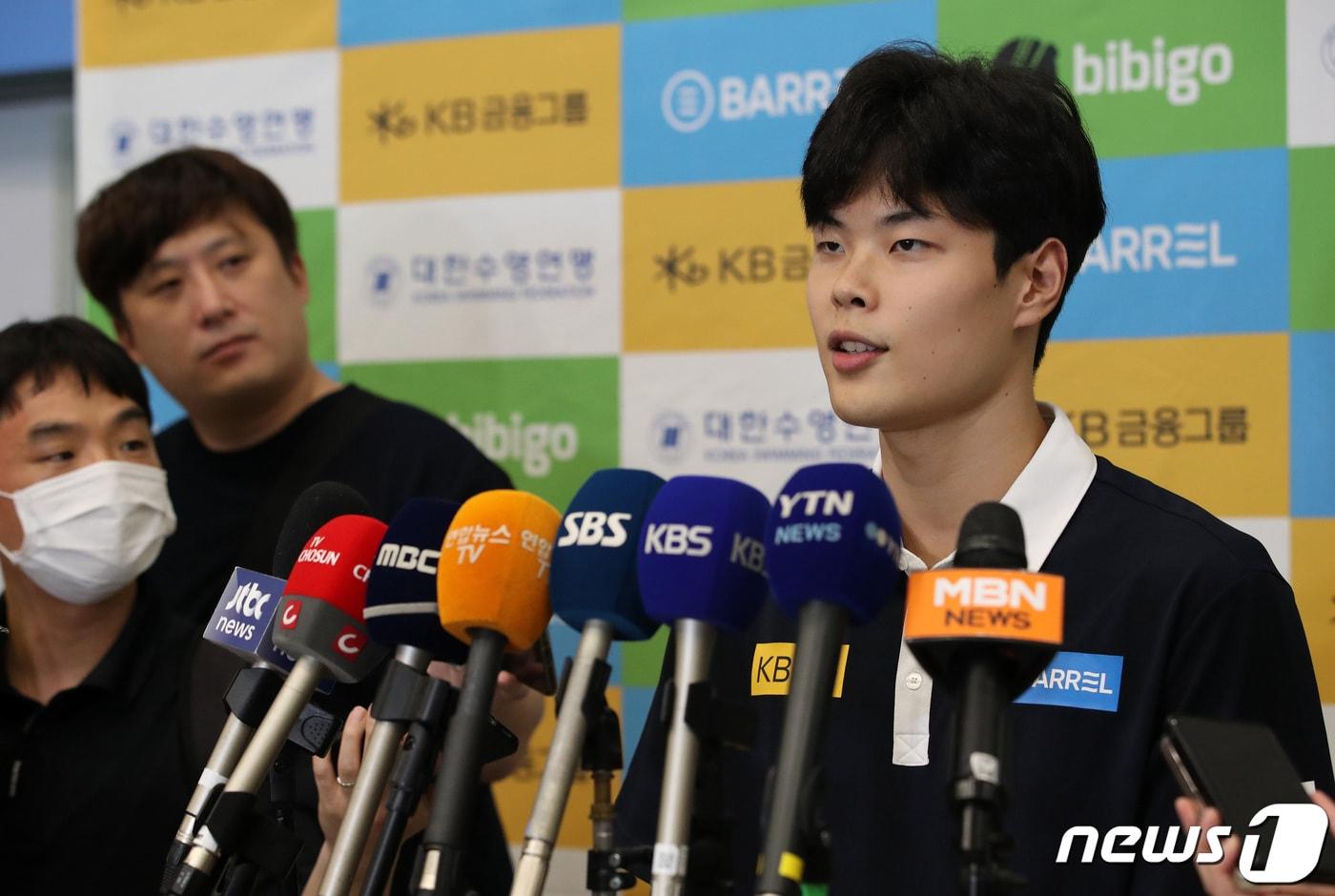 본문 이미지 - 2023 후쿠오카 세계수영선수권대회를 마친 이호준이 31일 오후 인천국제공항 1터미널을 통해 귀국해 인터뷰를 하고 있다. 2023.7.31/뉴스1 ⓒ News1 이동해 기자