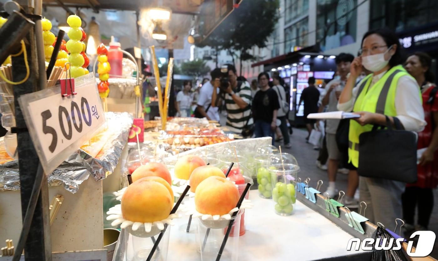 본문 이미지 - 서울 시청, 중구청 관계자들이 서울 중구 거리에서 거리가게(노점)를 대상으로 바가지 요금 등 불법행위 특별 점검을 하고 있다. 2023.7.31/뉴스1 ⓒ News1 이승배 기자