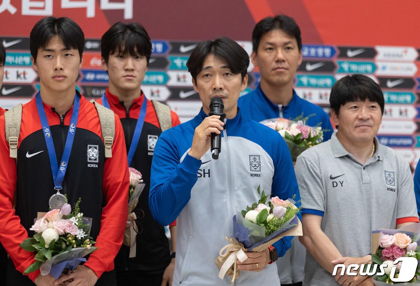 본문 이미지 - 아시아축구연맹(AFC) U-17 아시안컵에서 준우승을 차지한 변성환 대한민국 축구 대표팀 감독이 4일 오전 인천국제공항을 통해 귀국한 후 소감을 말하고 있다. 2023.7.4/뉴스1 ⓒ News1 이재명 기자
