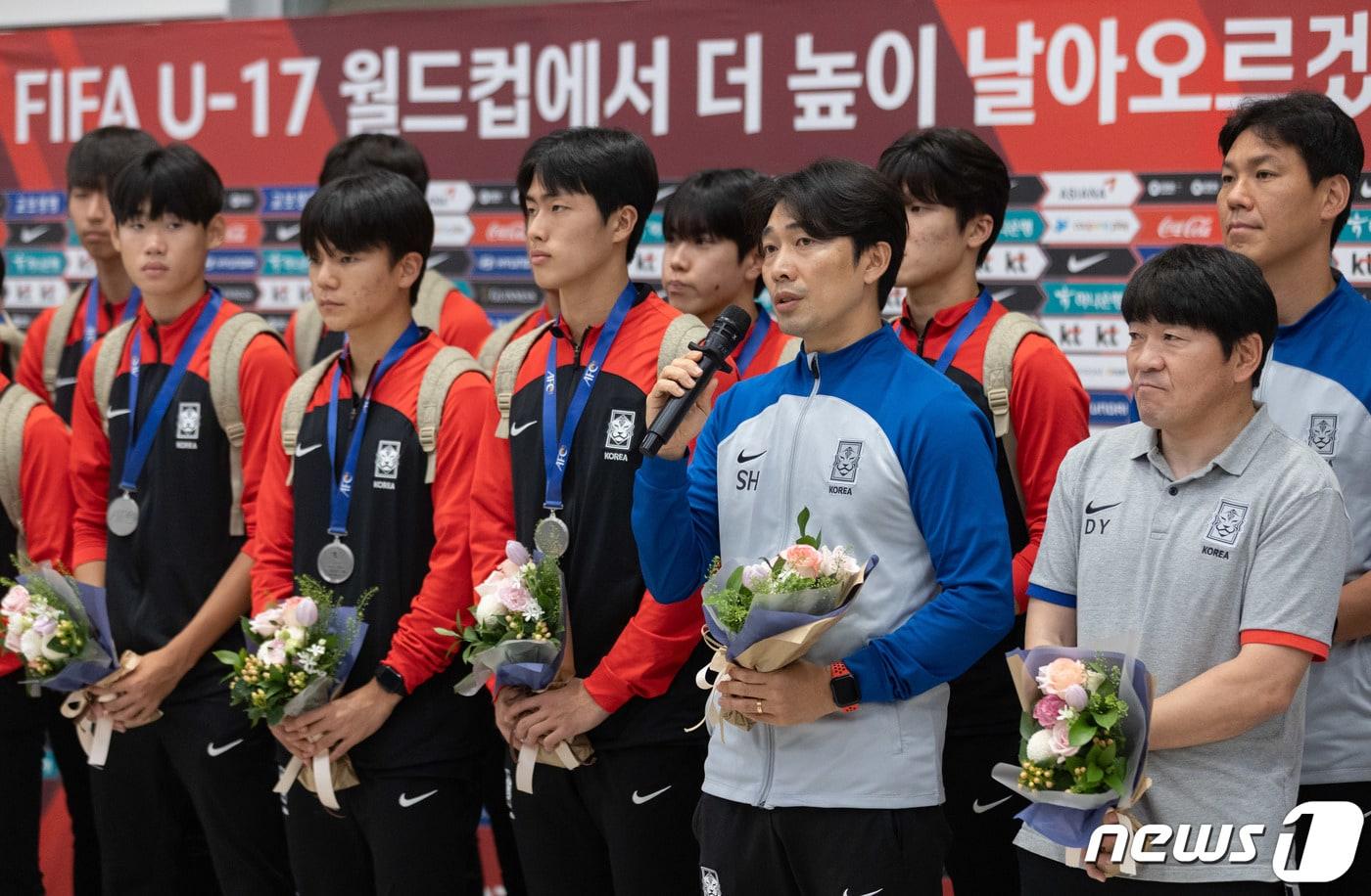 본문 이미지 - 아시아축구연맹(AFC) U-17 아시안컵에서 준우승을 차지한 변성환 대한민국 축구 대표팀 감독이 4일 오전 인천국제공항을 통해 귀국한 후 소감을 말하고 있다. 2023.7.4/뉴스1 ⓒ News1 이재명 기자