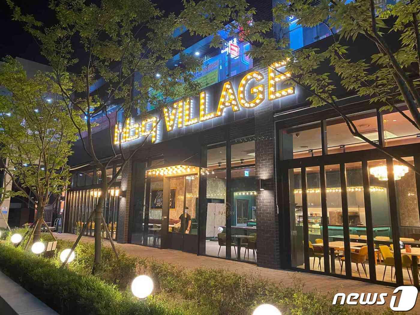 본문 이미지 - 서부산의 중심이자 부산의 판교라 불리는 명지국제신도시에 'BBQ 빌리지' 매장이 3일 개점했다.(제너시스BBQ그룹제공)