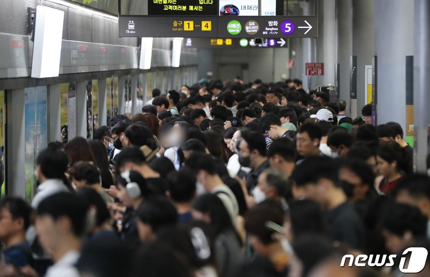 본문 이미지 - 서울 김포공항역 9호선 승강장.(뉴스1DB)