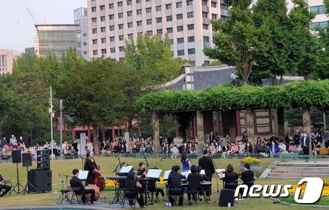 본문 이미지 - 덕수궁 여름 음악회 모습. (문화재청 제공)