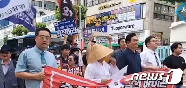 본문 이미지 -  지난 6월 28일 청주에서 열린 좌우합작 집회에서 극우 유튜버로 알려진 변희재씨(앞줄 맨 왼쪽)와 송영길 전 더불어민주당 대표(왼쪽에서 3번쨰)가 나란히 행진하고 있다. (유튜브 서울의소리 갈무리) ⓒ 뉴스1