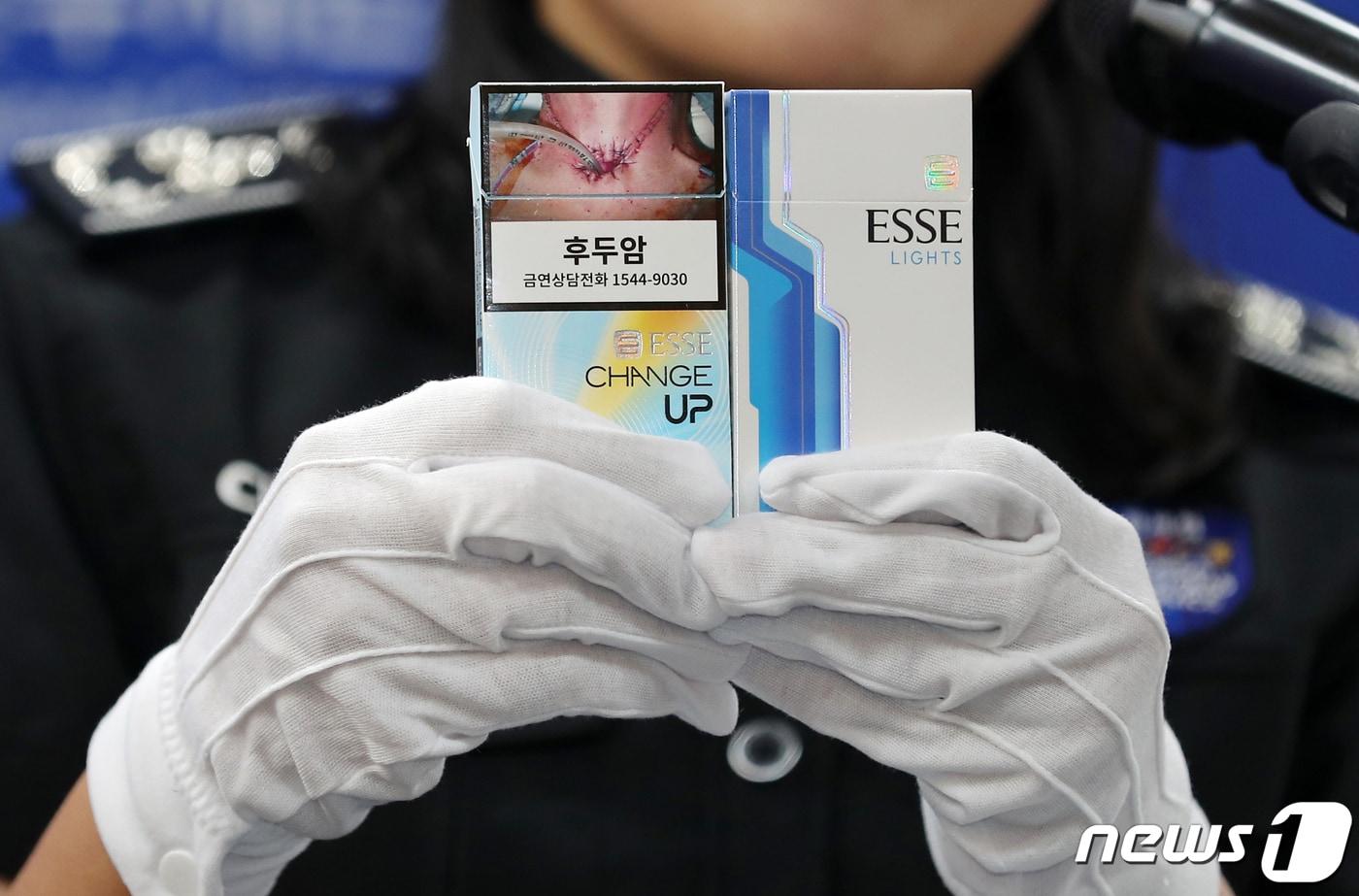 본문 이미지 - 4일 오전 인천 중구 인천본부세관 강당에서 열린 중국산 담배 및 국산담배 위조품 밀수 단속 경과 브리핑에서 세관 관계자가 시중에 유통 중인 경고 안내문이 부착된 국산 담배와 위조 담배(오른쪽)를 비교·설명하고 있다. 2023.7.4/뉴스1 ⓒ News1 김진환 기자