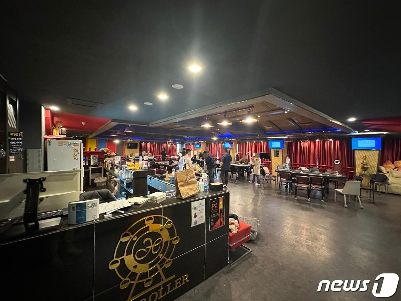 본문 이미지 - 인천의 한 불법 홀덤펍 업소(인천경찰청 제공)2023.7.4/뉴스1 ⓒ News1 