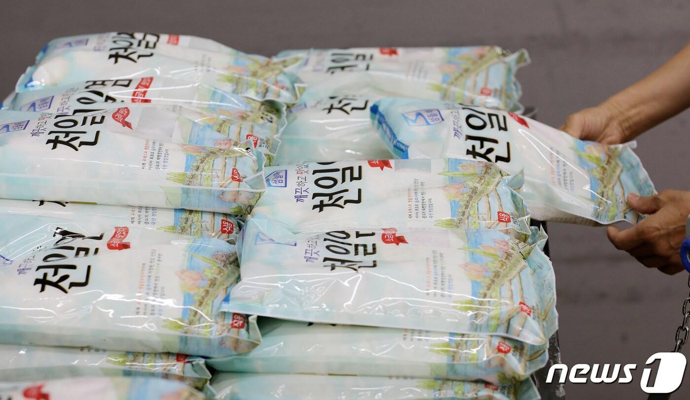 일본 후쿠시마 원전 오염수에 대한 IAEA(국제원자력기구)의 최종보고서 제출이 임박한 4일 서울 서초구 하나로마트 양재점을 찾은 시민이 천일염을 구매하고 있다. 이날 일본을 방문한 라파엘 그로시 IAEA 사무총장은 기시다 일본 총리를 만나 오염수 방류 계획을 평가한 최종 보고서를 전달 후 내용을 공표 할 예정이다. 2023.7.4/뉴스1 ⓒ News1 박세연 기자