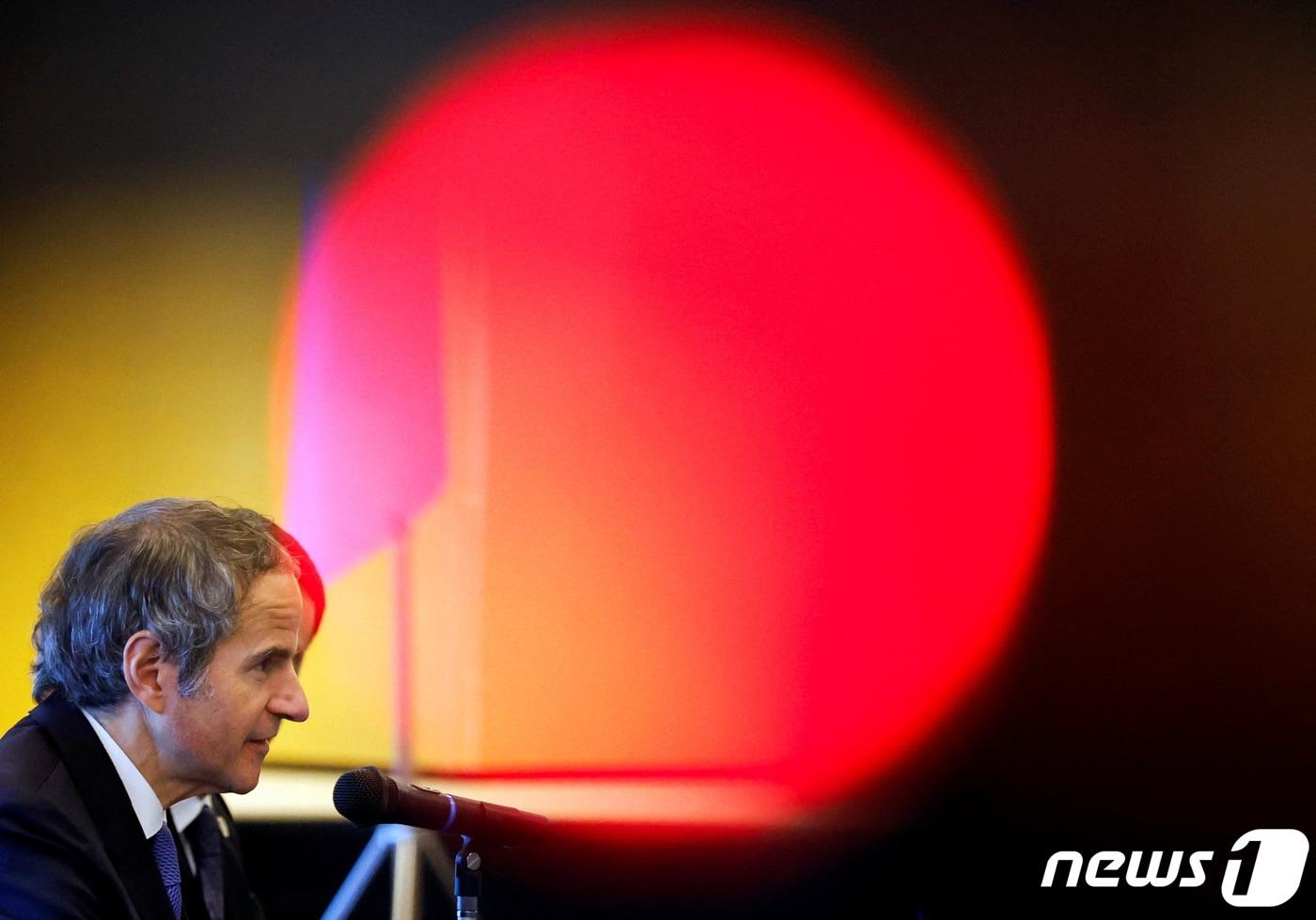 본문 이미지 - 4일 일본 도쿄 라파엘 그로시 국제원자력기구(IAEA) 사무총장이 하야시 요시마사 일본 외무상과 회담하고 있다. 2023.07.04/ ⓒ 로이터=뉴스1 ⓒ News1 권진영 기자