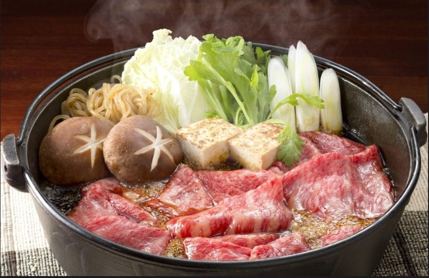본문 이미지 - 일본에서 유래한 음식 '스키야키'. 우리말로 순화하면 '일본전골'이다. 