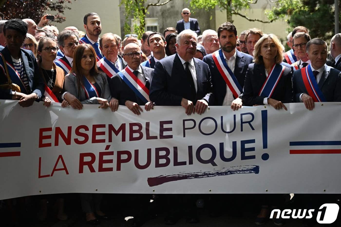 3일(현지시간) 총격 사건이 발생했던 파리 서부 외곽 낭테르에서 프랑스 시장들이 모여 폭동 반대 집회를 벌였다. 2023.07.03. ⓒ AFP=뉴스1 ⓒ News1 정윤영 기자