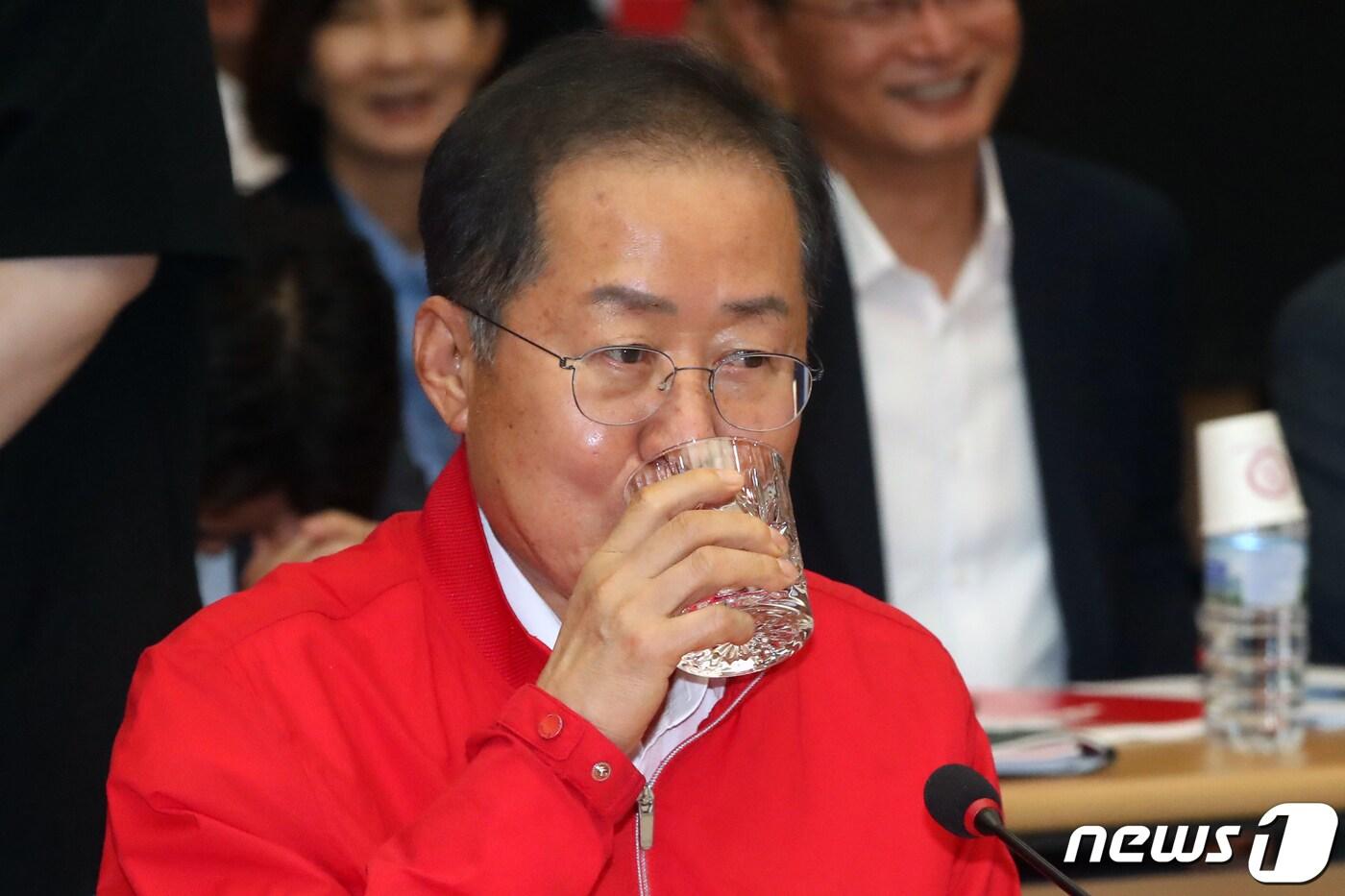 본문 이미지 - 홍준표 대구시장이 4일 오후 대구광역시청 산격청사에서 열린 '국민의힘-대구·경북 예산정책협의회'에서 물을 마시고 있다. 2023.7.4/뉴스1 ⓒ News1 황기선 기자