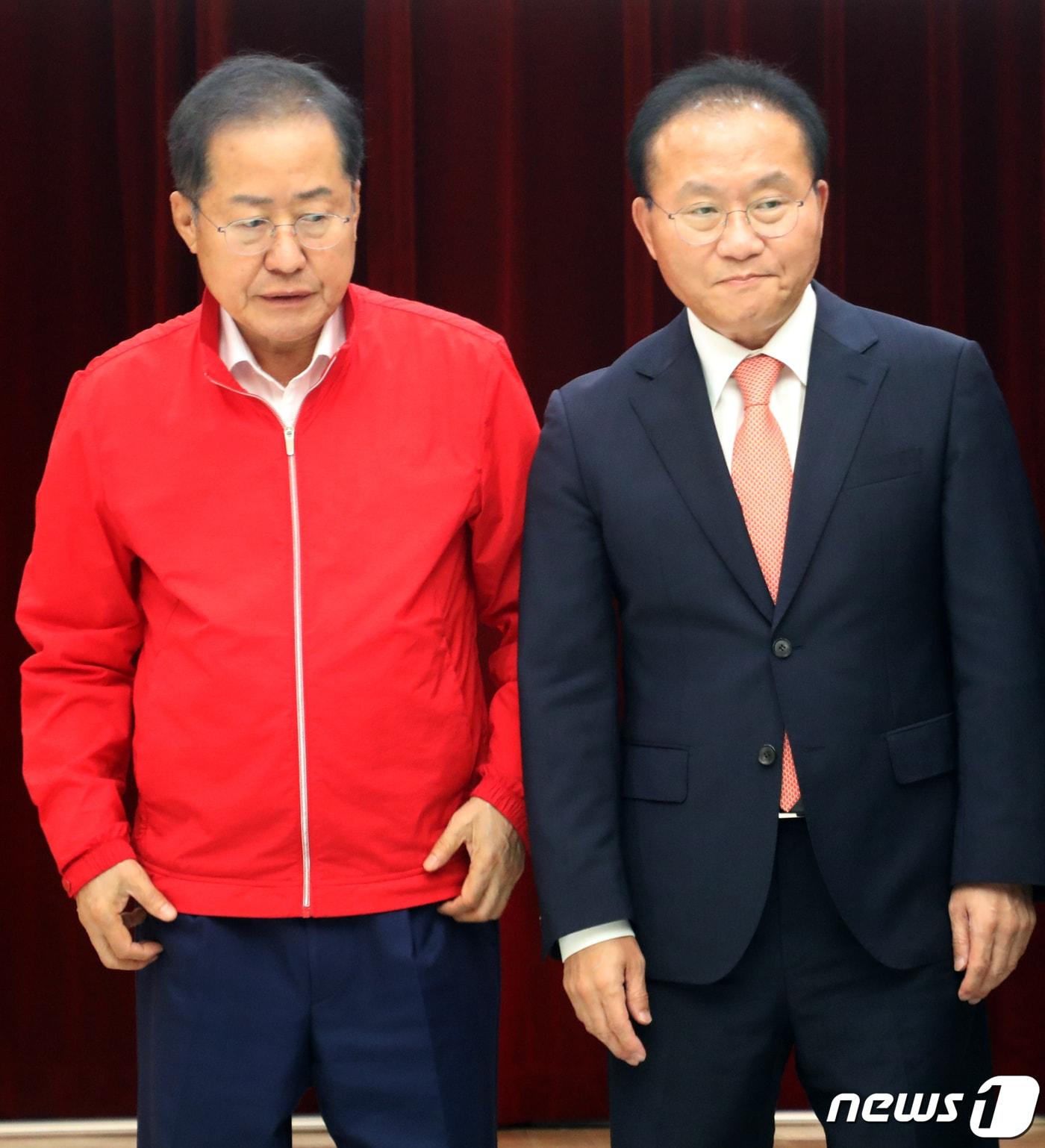 본문 이미지 - 홍준표 대구시장과 윤재옥 국민의힘 원내대표가 지난 4일 오후 대구광역시청 산격청사에서 열린 '국민의힘-대구·경북 예산정책협의회'에서 기념촬영을 위해 이동하고 있다. ⓒ News1 황기선 기자
