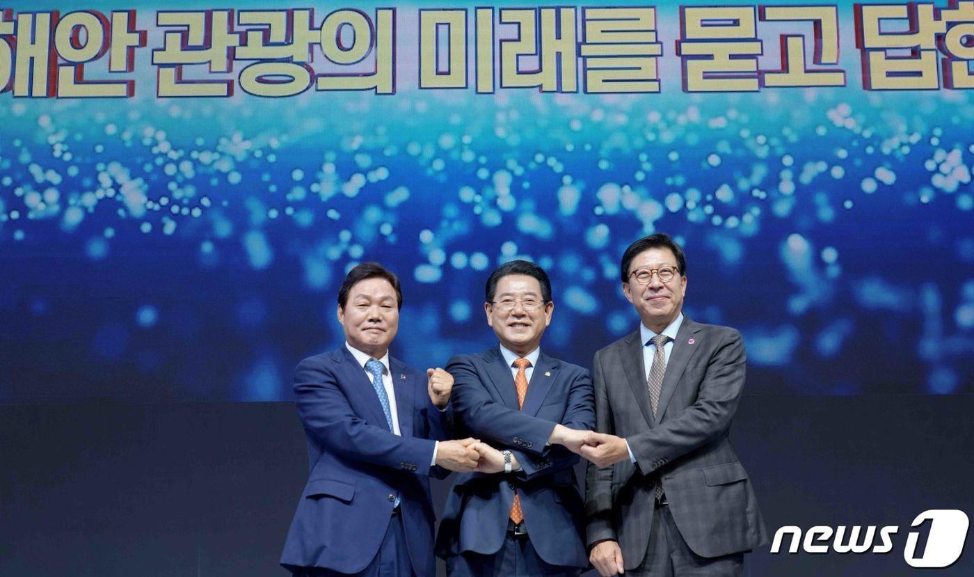 본문 이미지 - 김영록 전라남도지사가 4일 오후 창원컨벤션센터에서 개최된 ‘남해안 미래비전 포럼’에서 박완수 경남도지사, 박형준 부산광역시장과 대담을 마치고 손을 맞잡고 있다.(전남도 제공) 2023.7.4/뉴스1