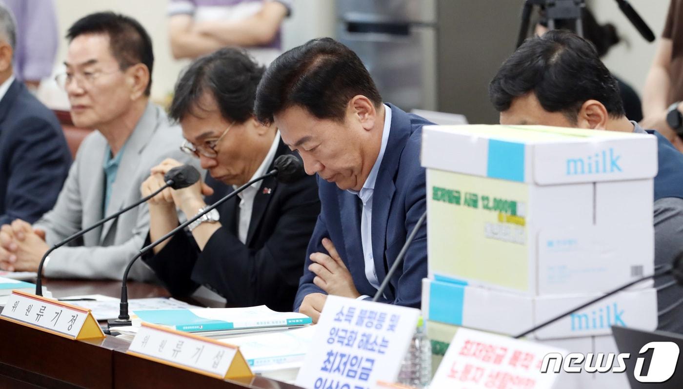 본문 이미지 - 4일 오후 세종시 정부세종청사 최저임금위원회에서 열린 최저임금위원회 제10차 전원회의에서 류기정 사용자위원(오른쪽 두번째)이 정부의 최저임금 1만 원 이하 발언 언론보도 등 논란 속에 고민스런 표정으로 회의에 임하고 있다. 2023.7.4/뉴스1 ⓒ News1 김기남 기자