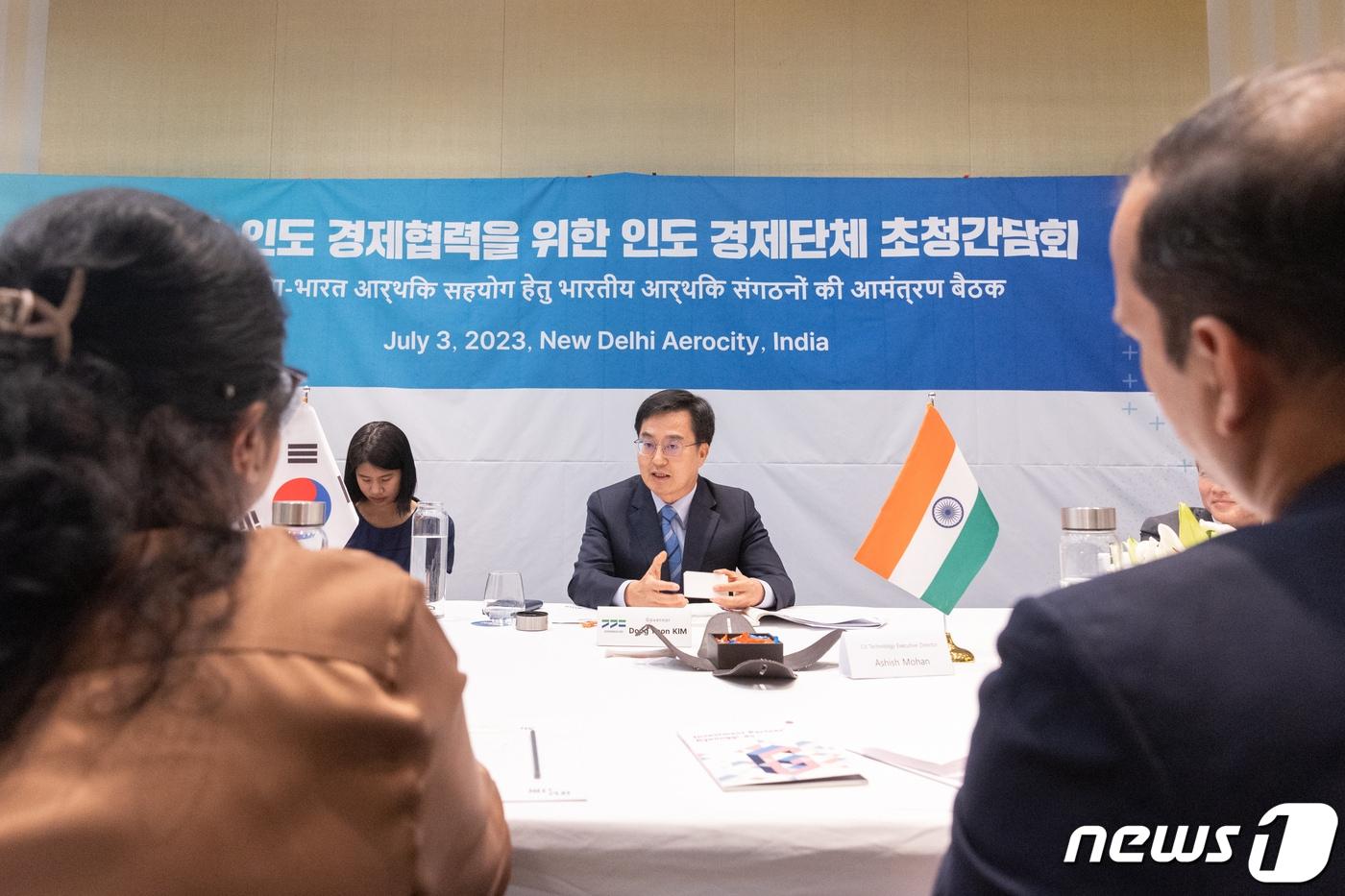 본문 이미지 - 김동연 경기도지사는 현지 시각 3일 오후 뉴델리 한 호텔에서 인도의 유력 경제단체와 기업인과 간담회를 가졌다.(경기도 제공)