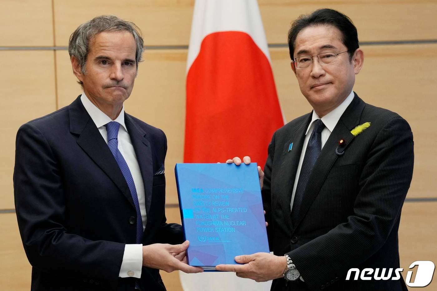 본문 이미지 - 파엘 그로시 국제원자력기구(IAEA) 사무총장이 4일 일본 도쿄 총리실에서 기시다 후미오(岸田文雄) 일본 총리에게 후쿠시마 오염수 방류 최종 보고서를 전달하고 있다. ⓒ AFP=뉴스1 ⓒ News1 이동원 기자