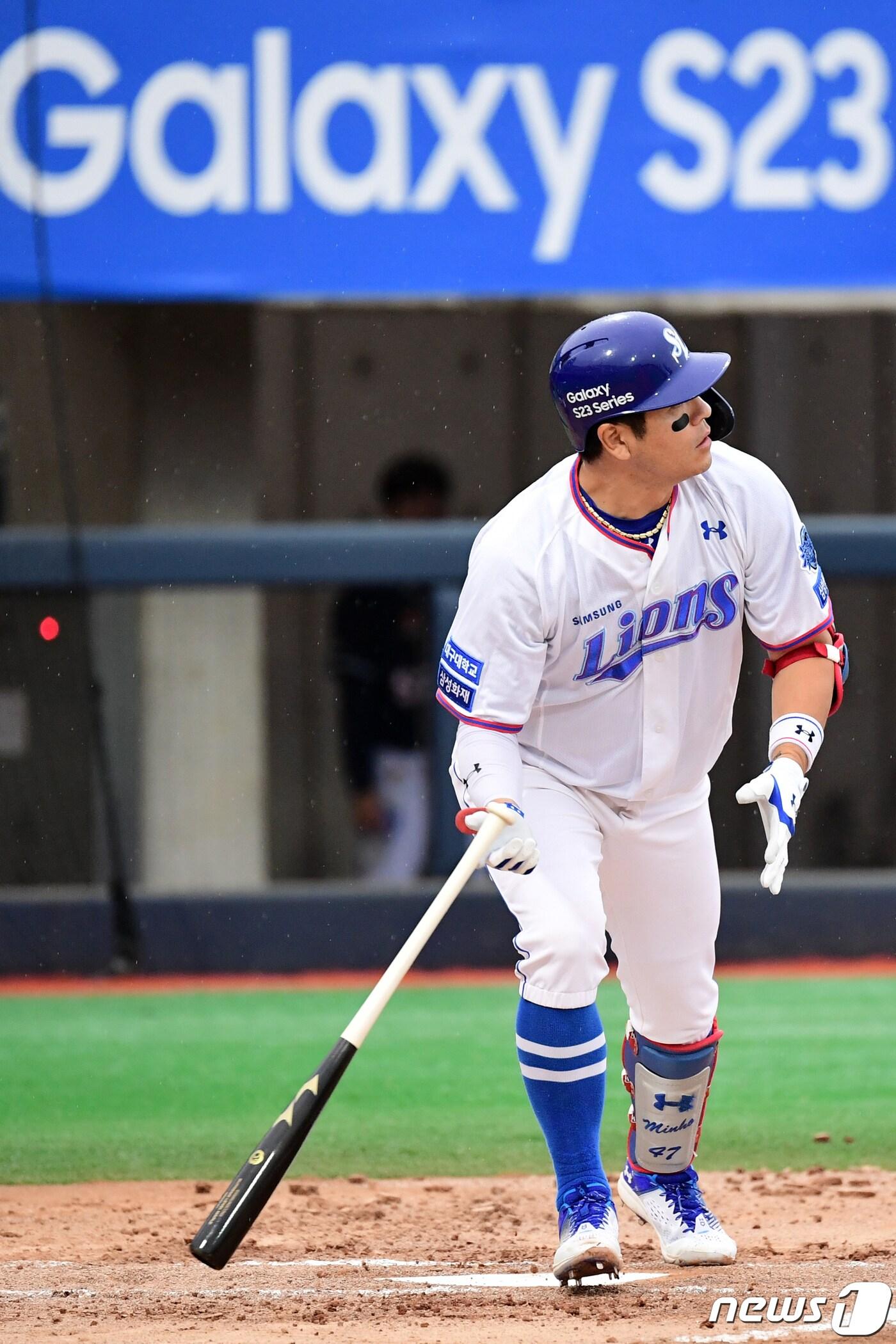 본문 이미지 - 4일 오후 경북 포항야구장에서 열린 프로야구 '신한은행 SOL 2023 KBO리그' 삼성 라이온즈와 두산 베어즈의 경기, 1회말 삼성 강민호가 2사 3루에서 두산 선발 최원준을 상대로 투런포를 날리고 있다.2023.7.4/뉴스1 ⓒ News1 최창호 기자