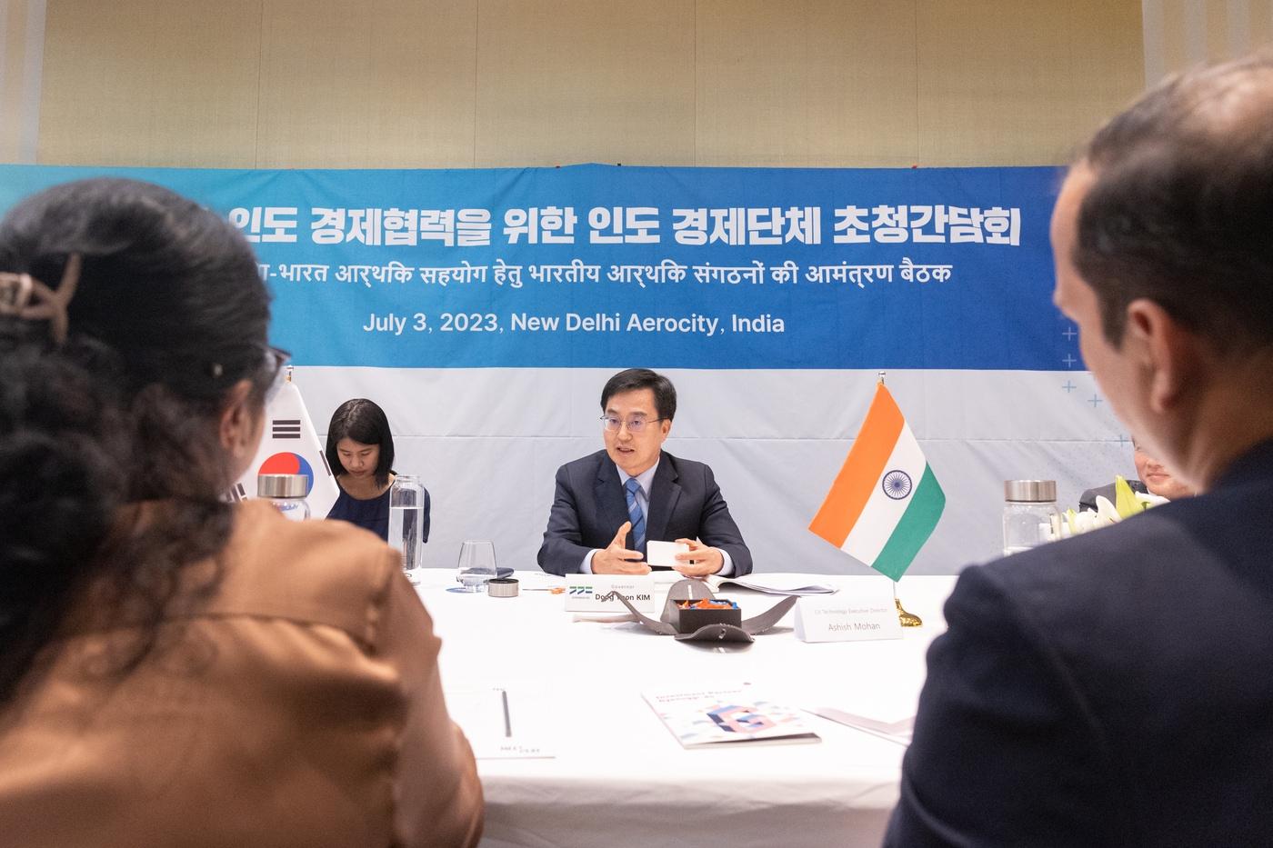 본문 이미지 - 김동연 경기도지사는 4일 자신의 페이스북에 올린 글에서 "이틀에 걸쳐 인도 경제인 그리고 인도에 진출한 한국 기업인들을 만났다. 한-인도 경제협력의 새로운 기회를 열겠다"고 밝혔다.(경기도 제공)