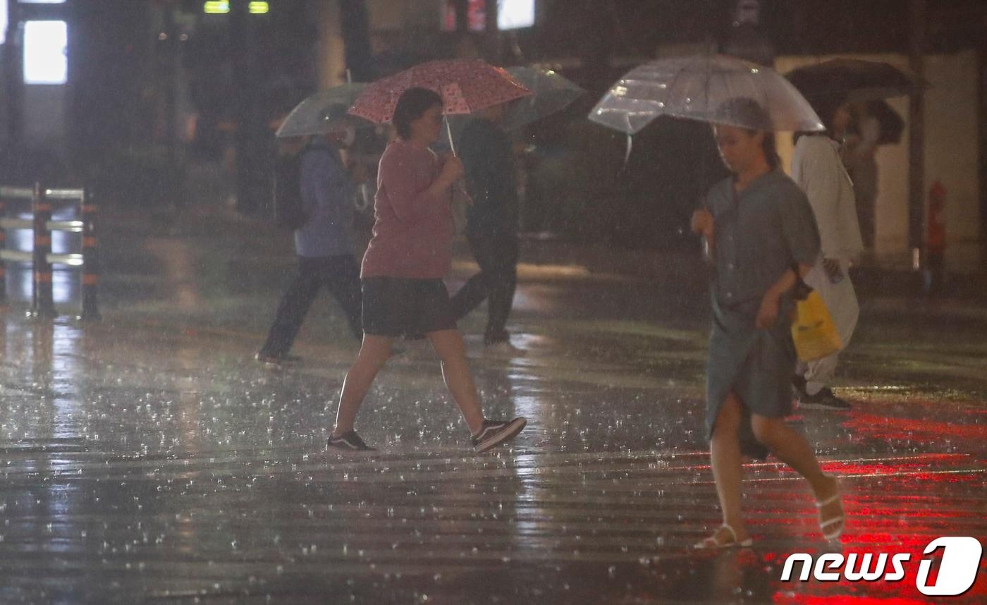 비 내리는 횡단보도 자료 사진. ⓒ News1