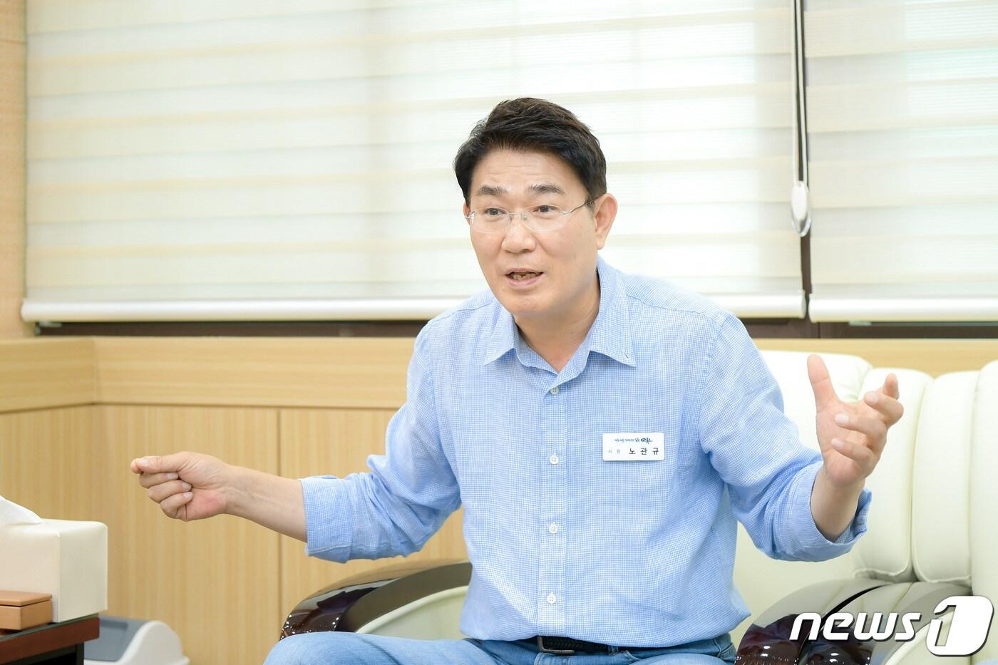 본문 이미지 - 노관규 순천시장이 4일 전남 순천시청 시장실에서 취재진과 인터뷰를 하고 있다.(순천시 제공)2023.7.5/뉴스1