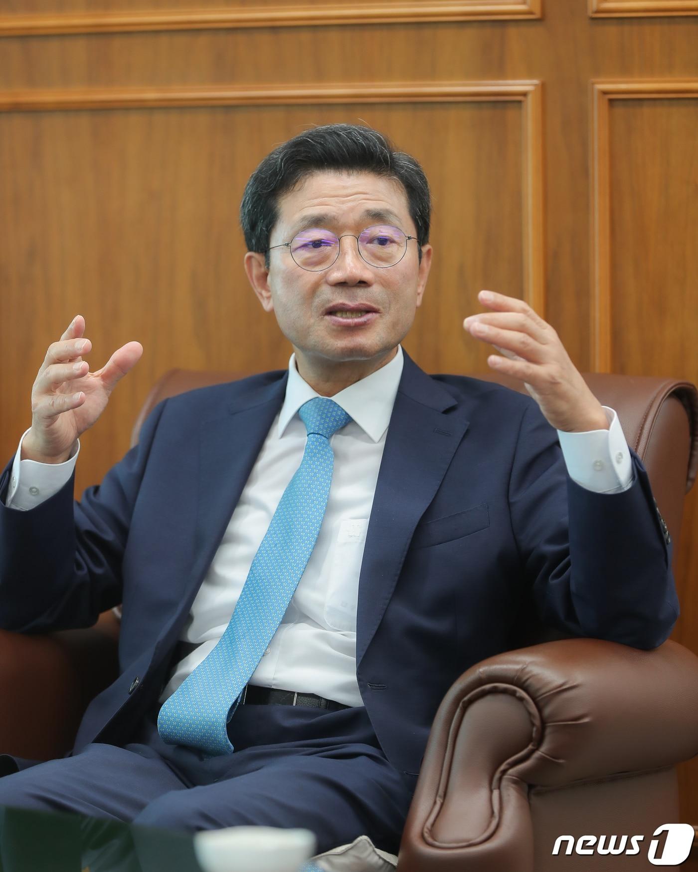 본문 이미지 - 정인화 광양시장이 4일 전남 광양시청 시장실에서 취재진과 인터뷰를 하고 있다.(광양시 제공)2023.7.5/뉴스1