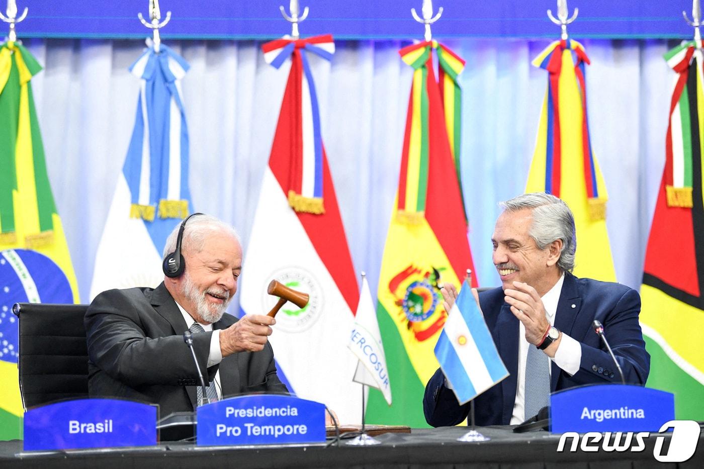 2023년 메르코수르 정상회의에서 루이스 이나시우 룰라 다시우바 브라질 대통령과 알베르토 페르난데스 당시 아르헨티나 대통령. ⓒ 로이터=뉴스1 ⓒ News1 김예슬 기자