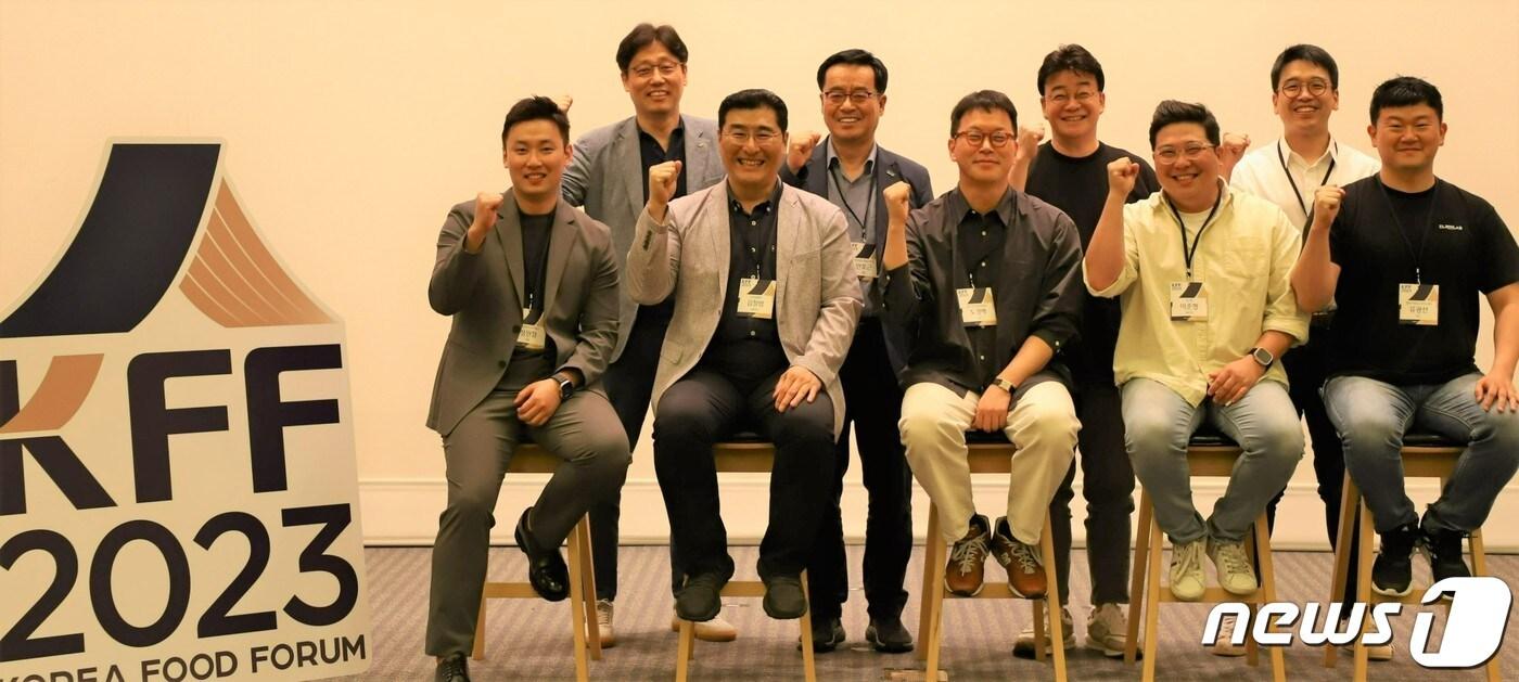 4일 서울 필동 CJ인재원에서 열린 Korea Food Forum 2023에서 CJ제일제당 주요 경영진, 한국농업기술진흥원장, 백종원 대표, 스타트업 대표들이 함께 기념사진을 촬영하고 있다.(CJ제일제당 제공)