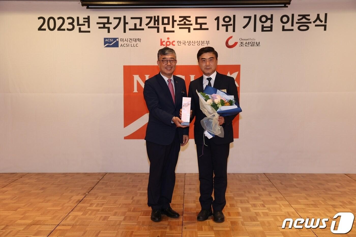 본문 이미지 - (왼쪽부터)안완기 한국생산성본부 회장과 손석민 바디프랜드 전략커뮤니케이션실 전무가 2023 국가고객만족도 1위 기업 인증식 기념사진을 촬영하고 있다.(바디프랜드 제공)