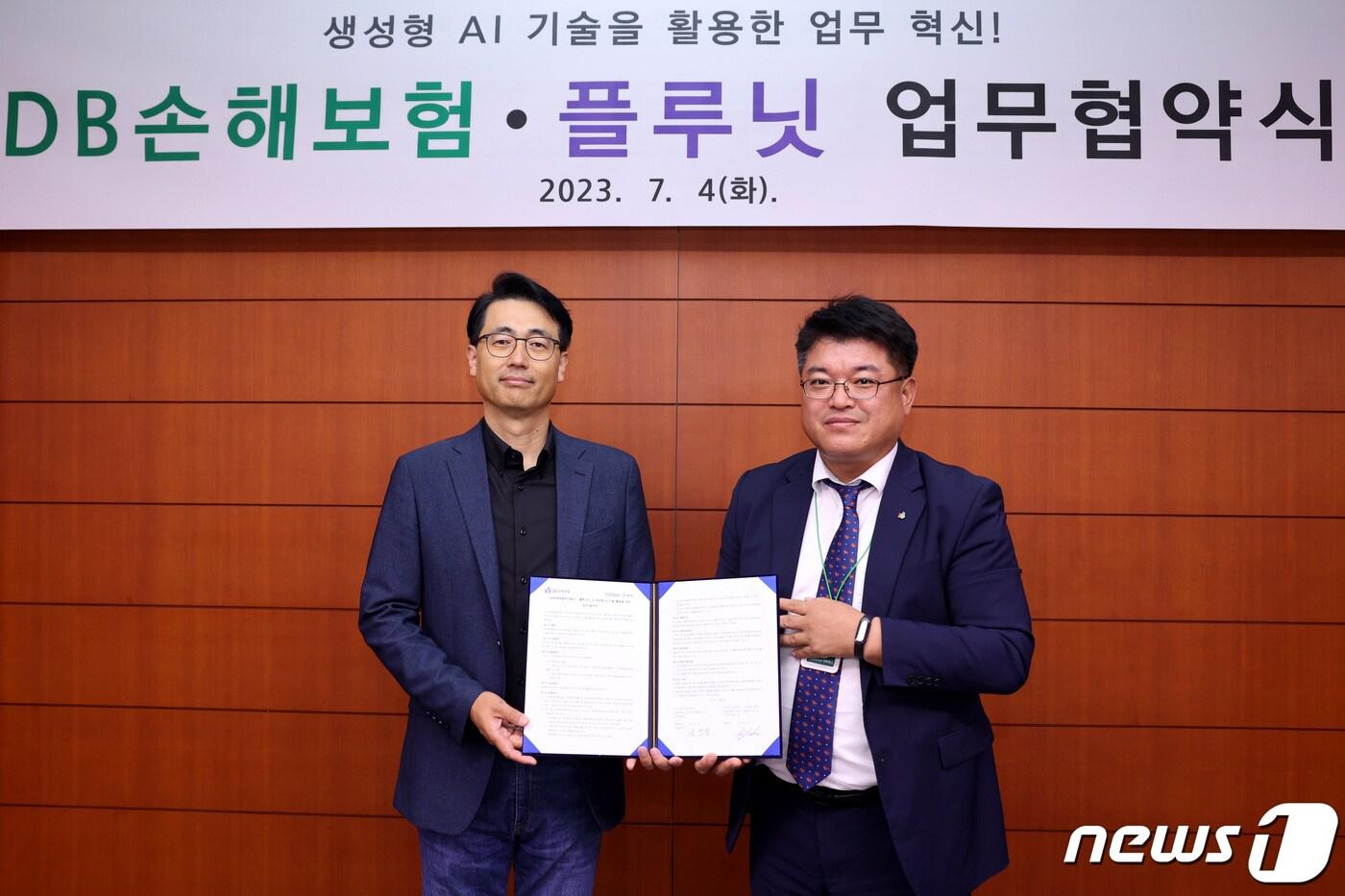 지난 4일 서울시 강남구 DB금융센터에서 DB손해보험 심진섭 본부장(오른쪽)과 플루닛 이경일 대표가 생성형 AI 기술 도입을 위한 업무협약을 맺고 기념촬영을 하고 있다/사진제공=DB손해보험