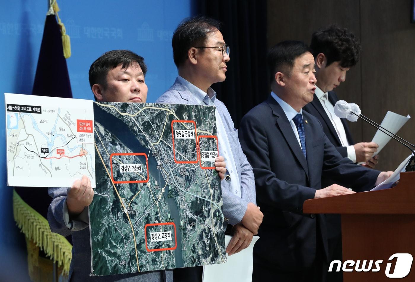 강득구 더불어민주당 의원과 안진걸 민생경제연구소장 등이 7월5일 오전 서울 여의도 국회 소통관에서 '서울-양평 고속도로' 종점 변경 관련 기자회견을 하고 있다. 2023.7.5/뉴스1 ⓒ News1 송원영 기자