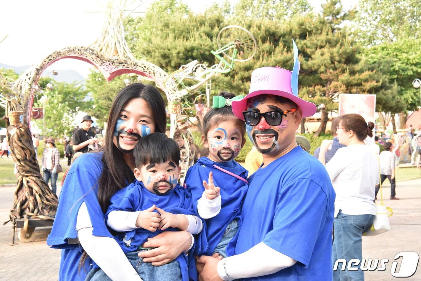  5일 충북 음성군은 2023 음성품바축제 '나만의 인생샷' 공모전 금상으로 박계명씨의 '가족 나들이'를 선정했다고 밝혔다. 사진은 금상작.(음성군 제공)2023.7.5/뉴스1