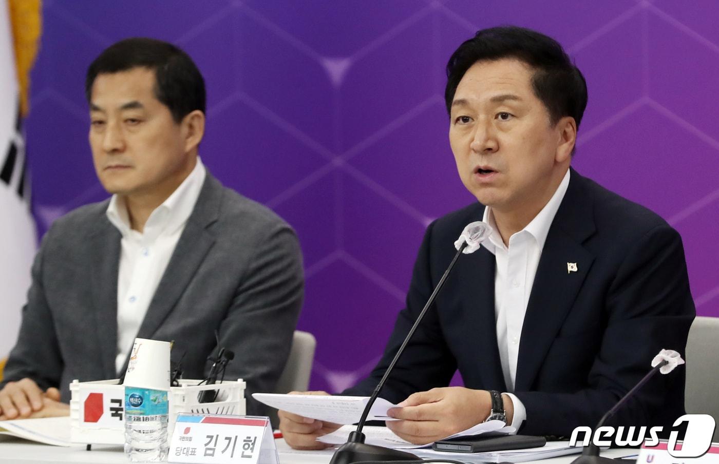 본문 이미지 - 김기현 국민의힘 대표가 5일 울산시청 대회의실에서 열린 '국민의힘-울산시 예산정책협의회'에 참석해 인사말을 하고 있다. 2023.7.5/뉴스1 ⓒ News1 조민주 기자