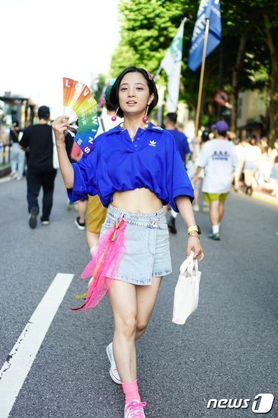 본문 이미지 - 류호정 정의당 의원이  크롭티 차림으로 1일 오후 을지로~종각사이에서 벌어진 성소수자  축제인 ''제24회 서울퀴어문화축제' 퍼레이드에 참가했다. (류호정 SNS 갈무리) ⓒ 뉴스1 