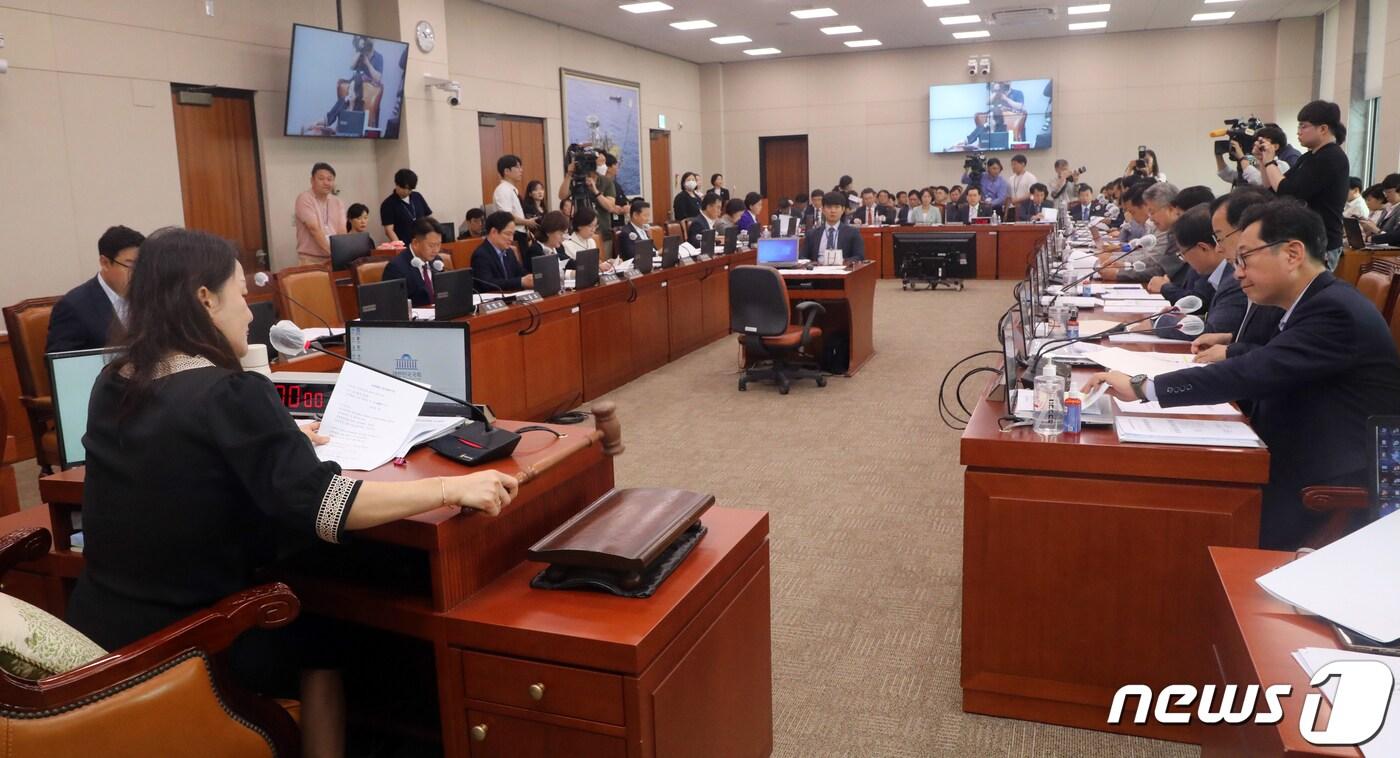 본문 이미지 - 이재정 국회 산자위원장이 5일 오후 서울 여의도 국회에서 열린 산업통상자원중소벤처기업위원회 전체회의에서 의사봉을 두드리고 있다. 2023.7.5/뉴스1 ⓒ News1 황기선 기자