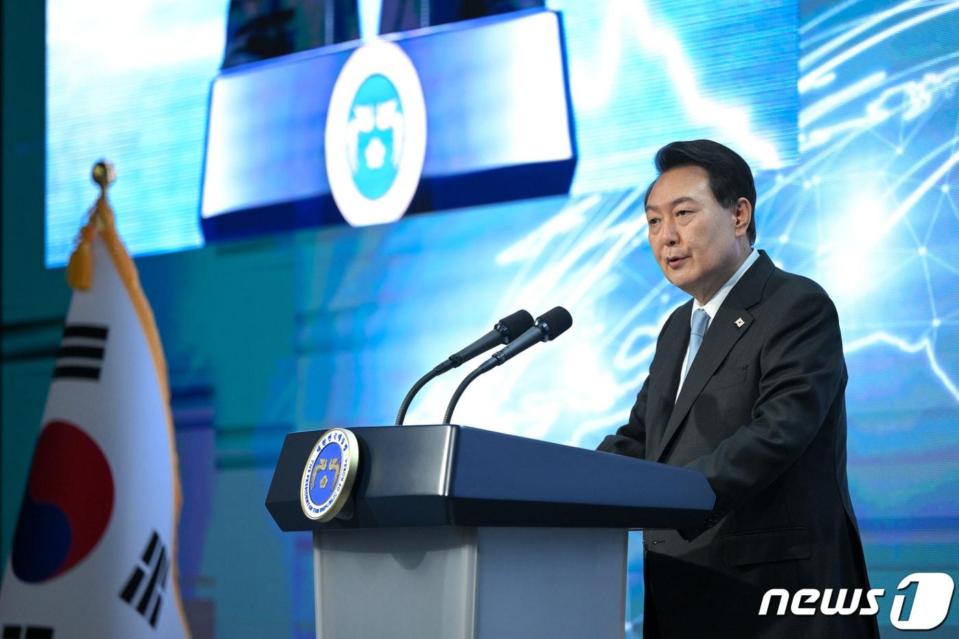 본문 이미지 - 윤석열 대통령이 지난해 7월 5일 오전 서울 강남구 과학기술회관에서 열린 제1회 세계 한인 과학기술인 대회 개회식에 참석해 축사하고 있다. (대통령실 제공) 2023.7.5/뉴스1 ⓒ News1 안은나 기자