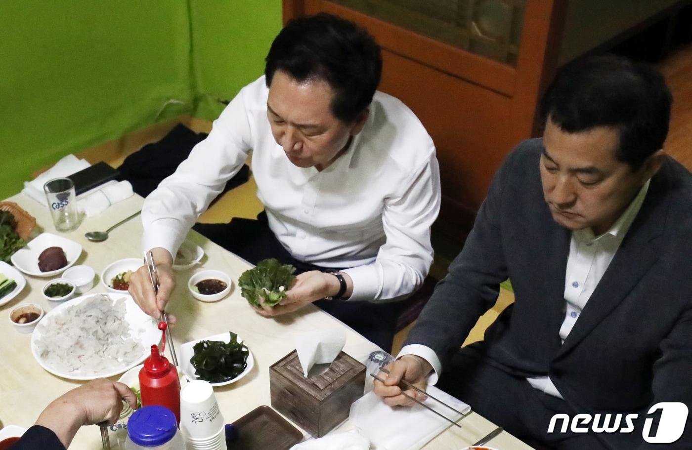 본문 이미지 - 김기현 국민의힘 대와 박대출 정책위원장이 5일 울산시 남구 신정시장의 한 횟집에서 생선회를 먹고 있다. 이날 김 대표는 울산시청에서 열린 '국민의힘-울산시 예산정책협의회'에 참석했다. 2023.7.5/뉴스1 ⓒ News1 조민주 기자