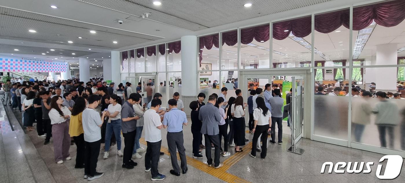 외식물가가 고공행진을 이어가고 있는 구내식당을 이용하는 직원들이 배식 차례를 기다리고 있다. /뉴스1 ⓒ News1 