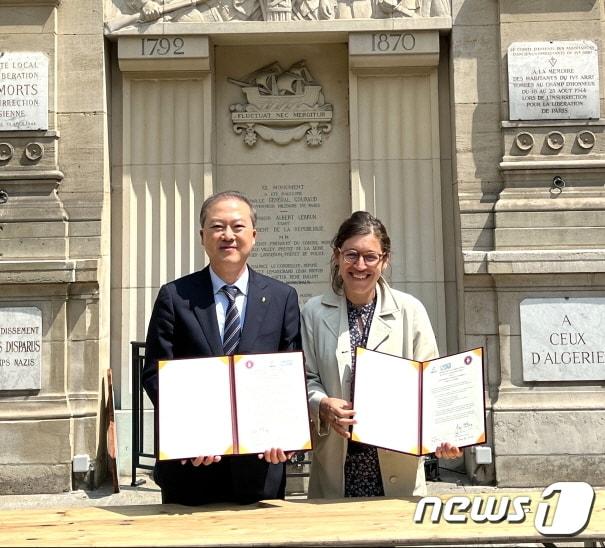 본문 이미지 - 전북대학교 양오봉 총장과 파리 기후아카데미의 사라 알비 원장이 업무협약을 맺고, 전라북도 주력 산업인 신재생 에너지 관련 교육 시스템을 구축해 기후 안보에 대한 교육을 강화하기로 했다.(전북대 제공)/뉴스1